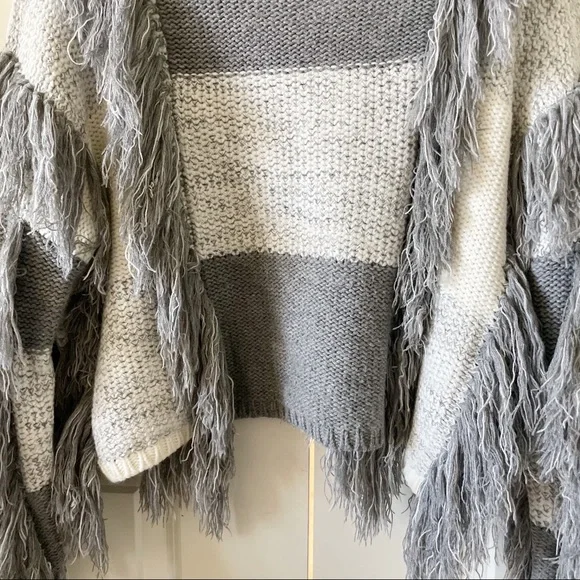 Moon River Colorblock Gray and White Fringe Sweater Size Small - Picture 7 of 14